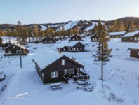 Hytta med Nesfjellet Alpin i bakgrunnen