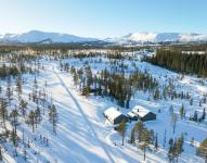Hytta ligger i rolige omgivelser, med maskinpreparerte langrennsløyper rett ved.